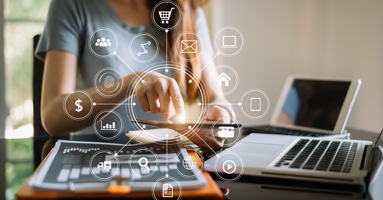 mulher cercada por aparelhos eletr&oacute;nicos e op&ccedil;&otilde;es digitais