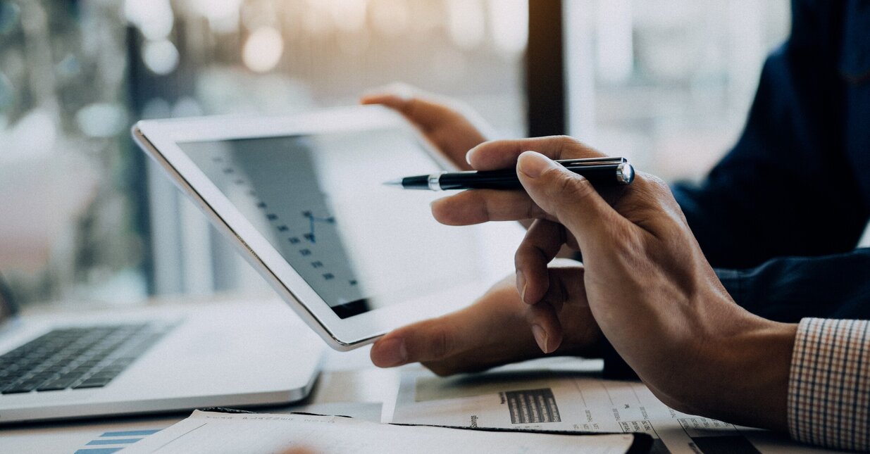 mãos trabalhando num tablet