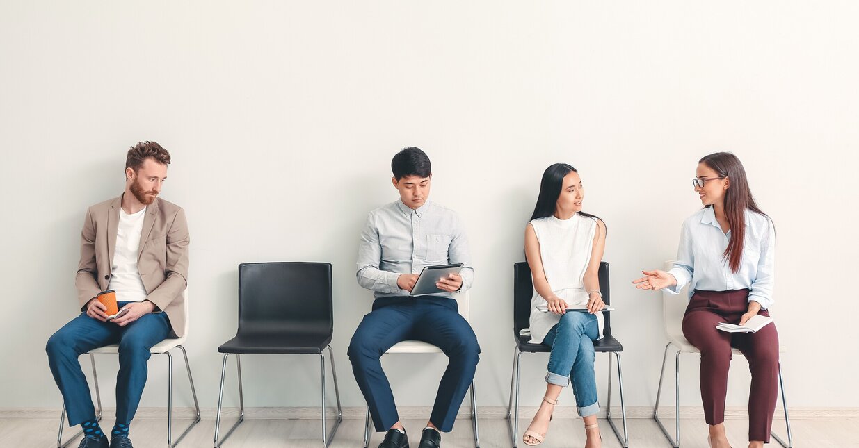 Pessoas sentadas em fila