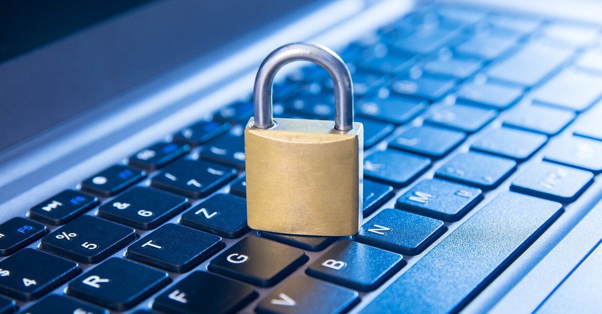 Cadeado sobre port&aacute;til