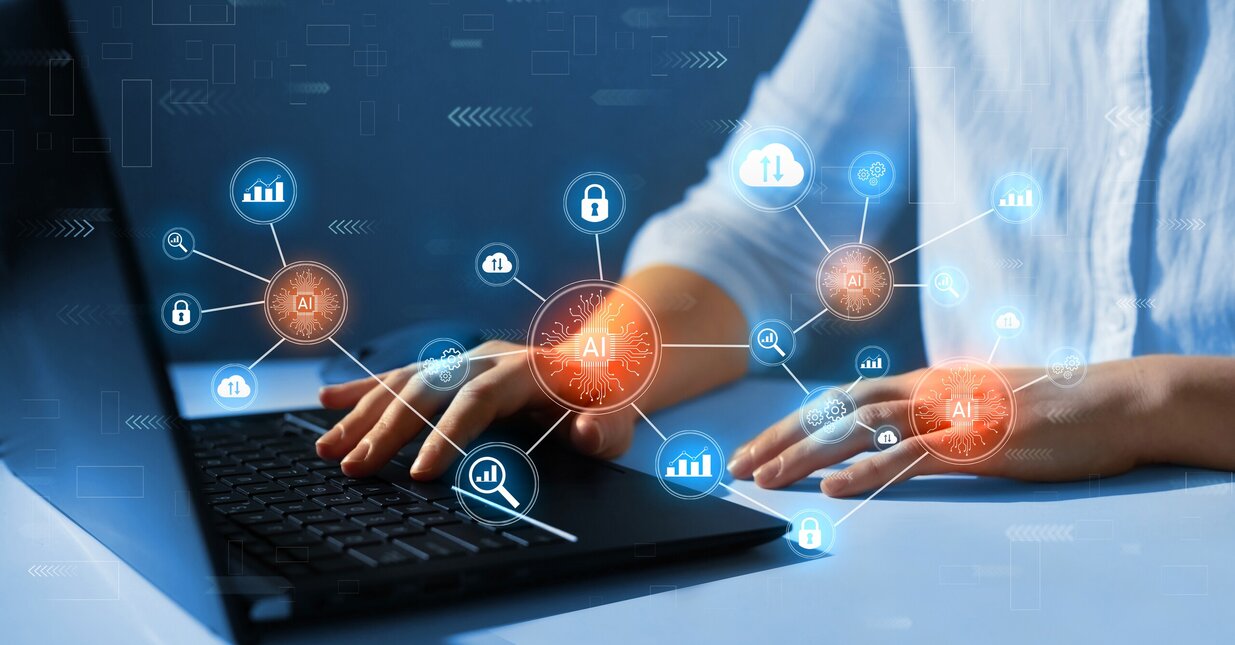 Pessoa a fazer v&aacute;rias pesquisas num computador