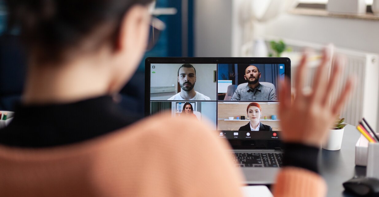 Pessoa em videoconfer&ecirc;ncia