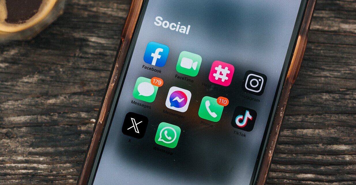 &iacute;cones de redes sociais num telem&oacute;vel