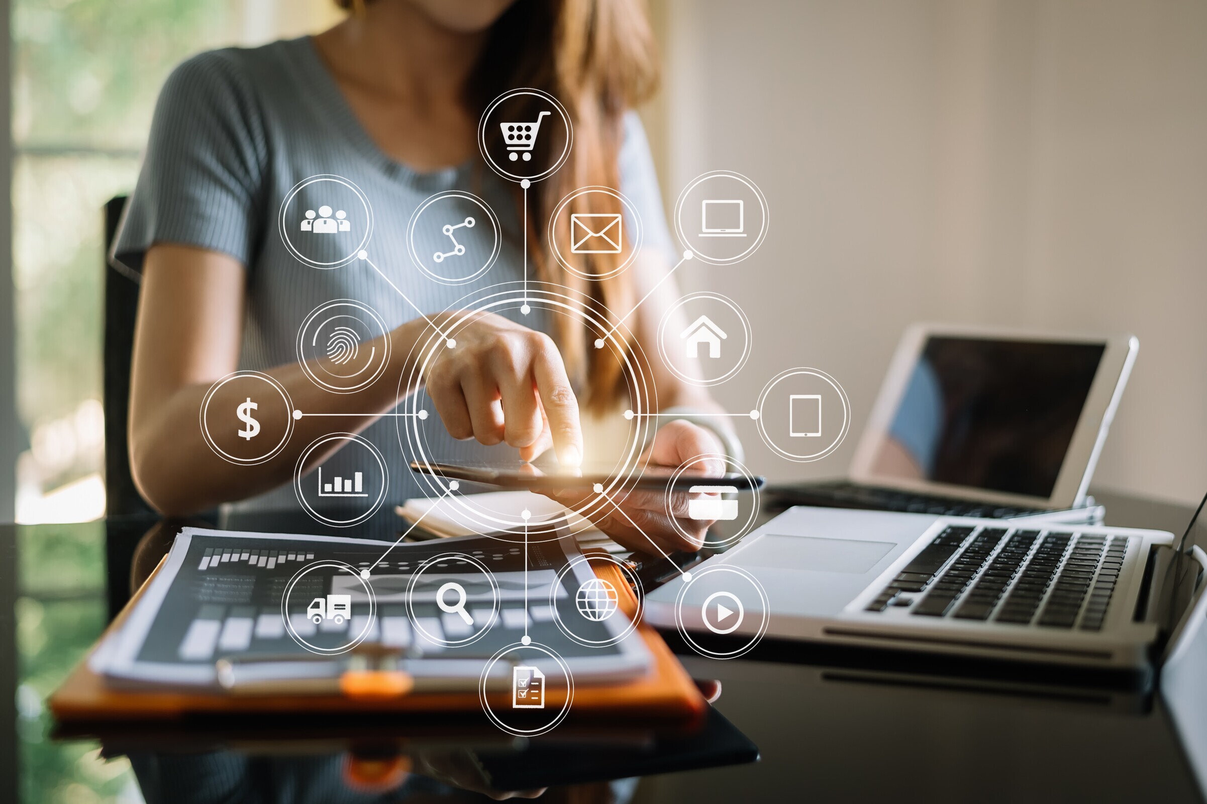 mulher cercada por aparelhos eletr&oacute;nicos e op&ccedil;&otilde;es digitais