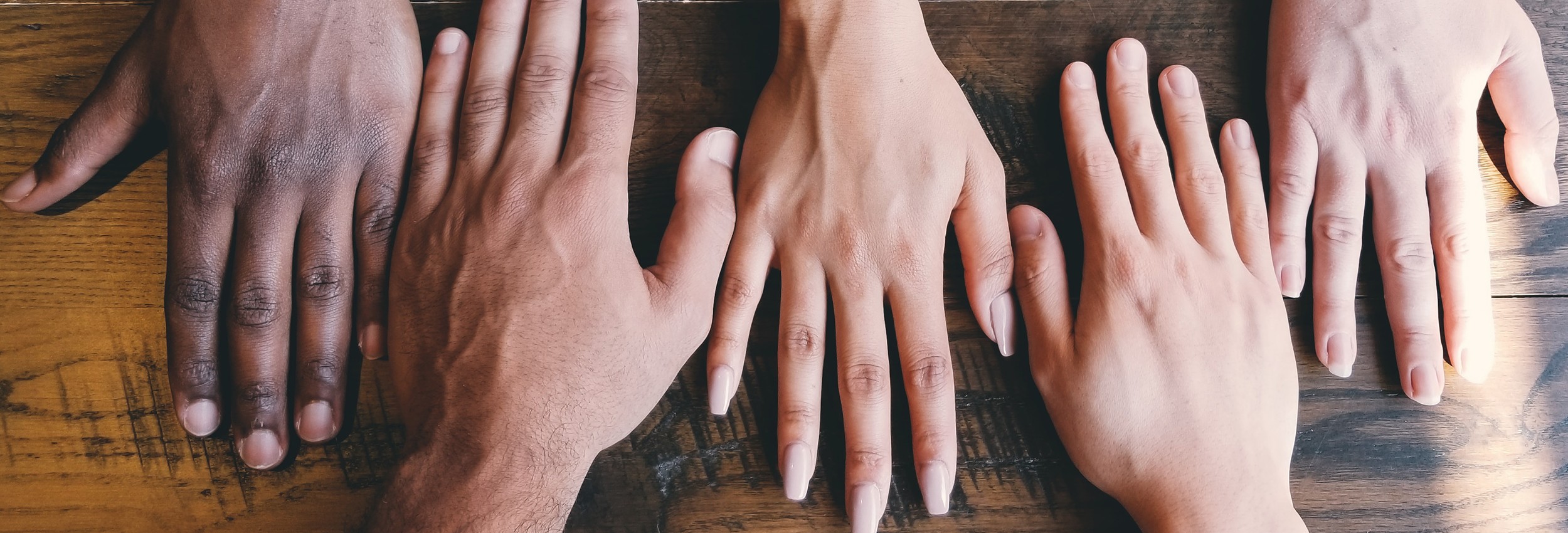 m&atilde;os sobre a mesa