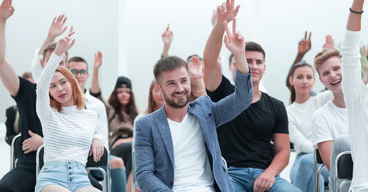 imagem 2 - pessoas a votar com a mão no ar